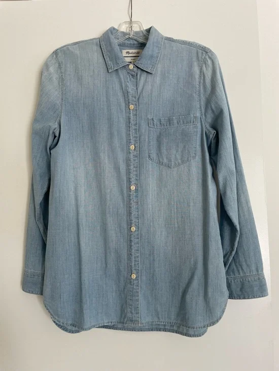 Madewell Classic Light Chambray Button Down Shirt in Medium - Picture 4 of 15